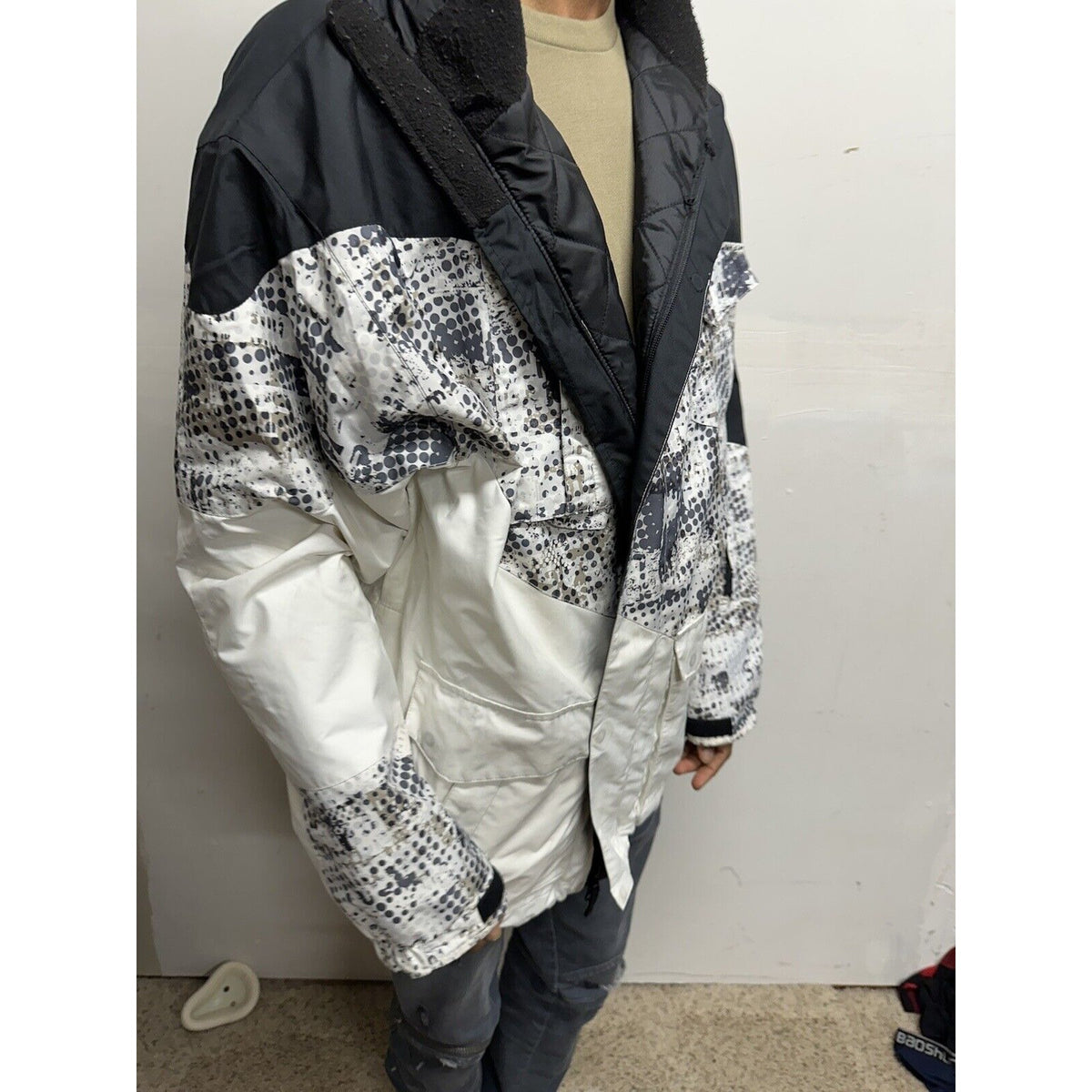 Men’s Large Black And White Snow Technology Body Glove Jacket