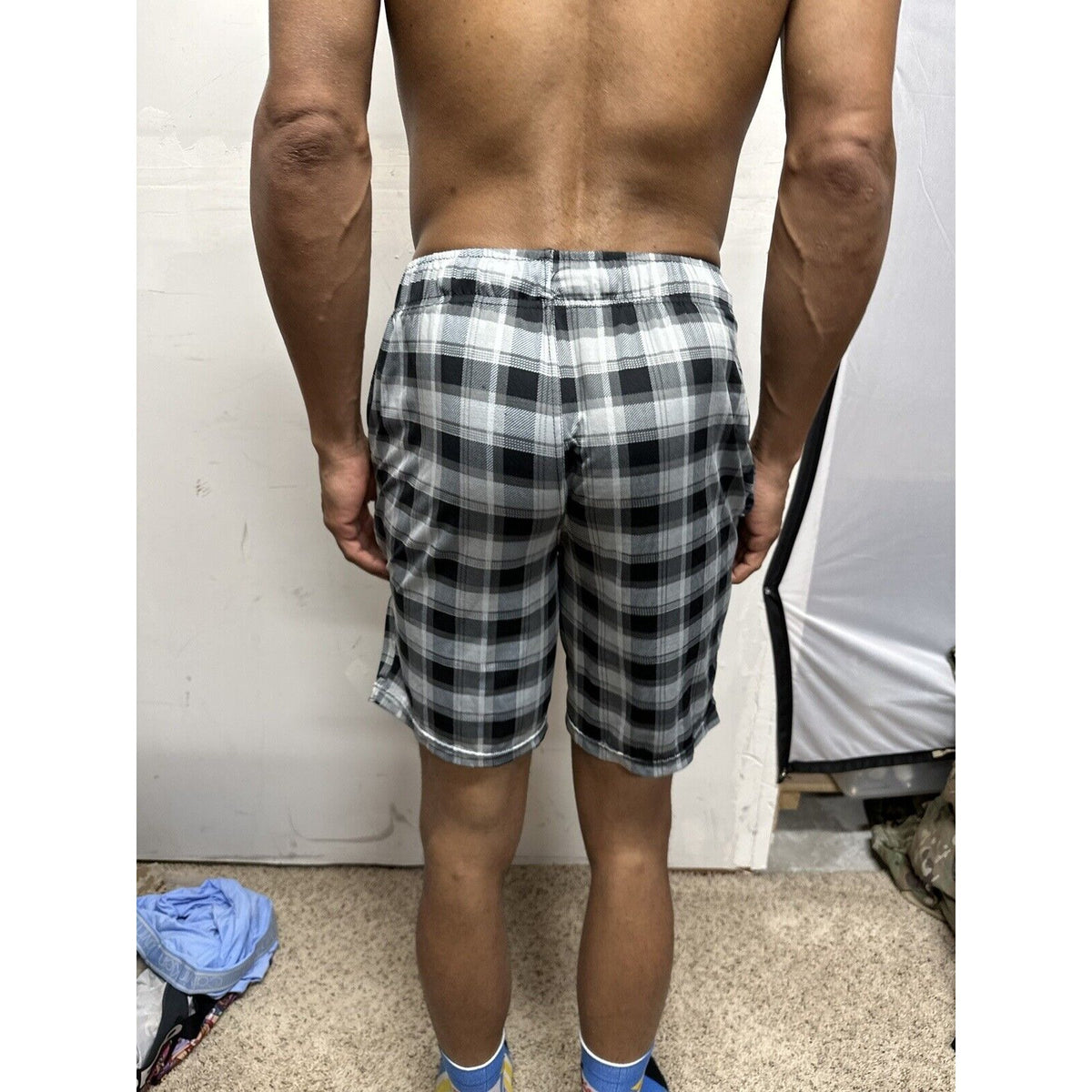 Men’s Gray And Black Fruit Of The Loom Small Lounge Shorts with pockets