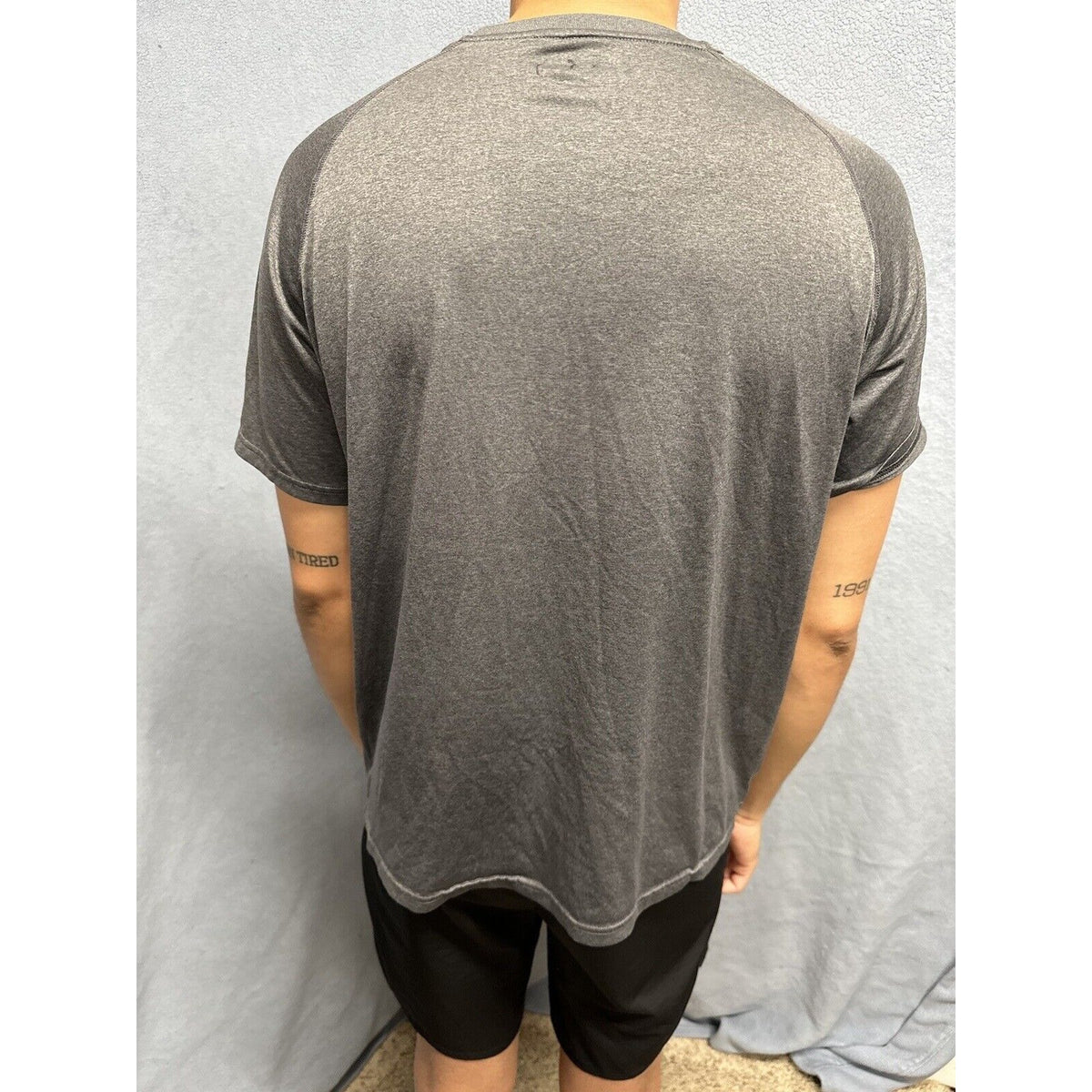 Men’s Gray Under Armour Heat Gear Loose Short Sleeve Shirt Large