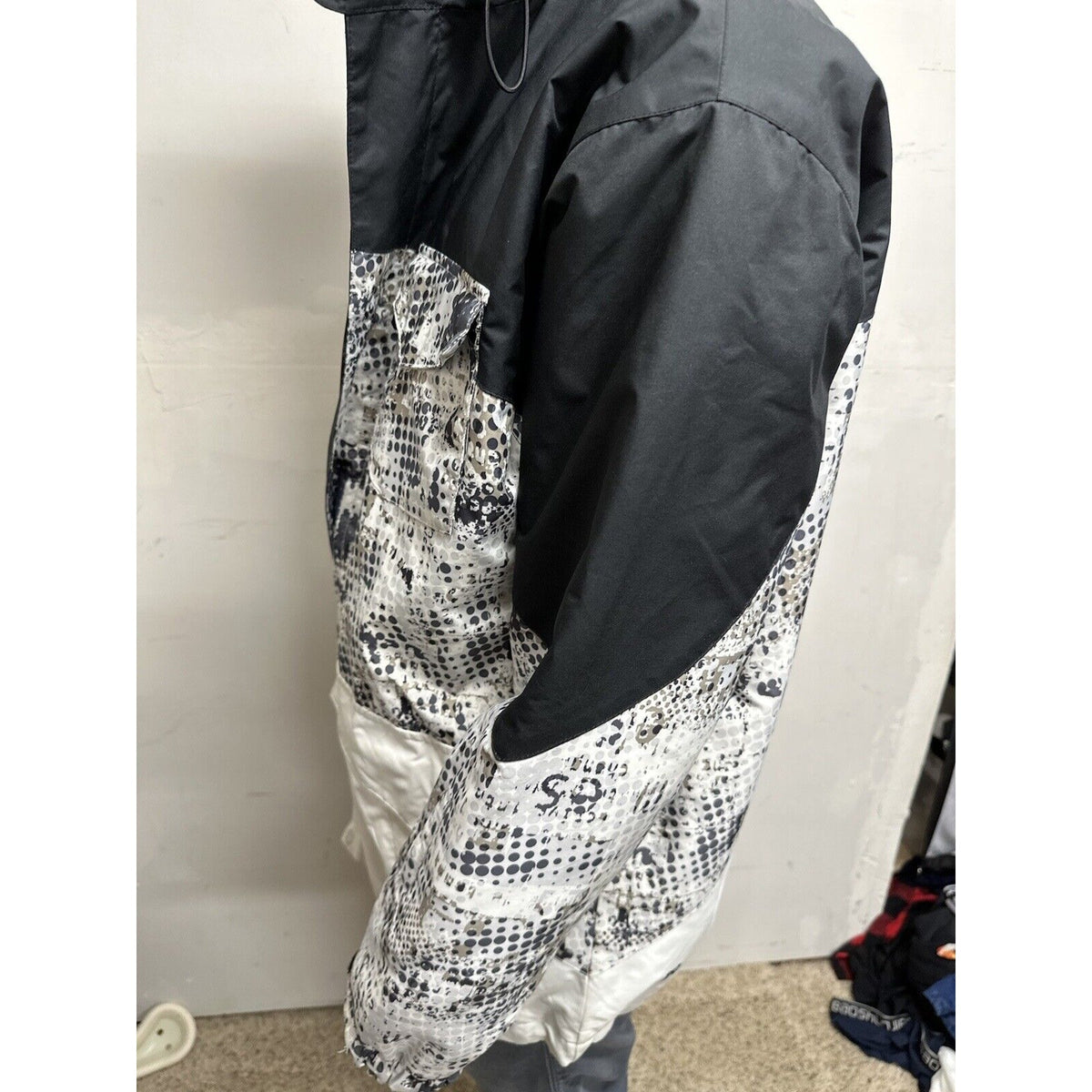 Men’s Large Black And White Snow Technology Body Glove Jacket