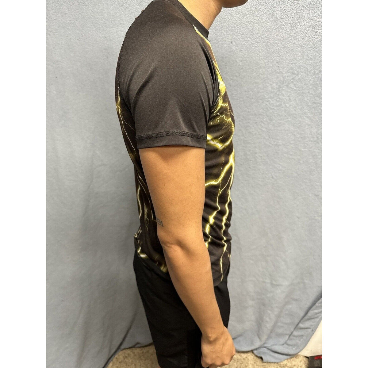 Men’s Large Batman Short Sleeve Black And Yellow Tshirt 100% Polyester