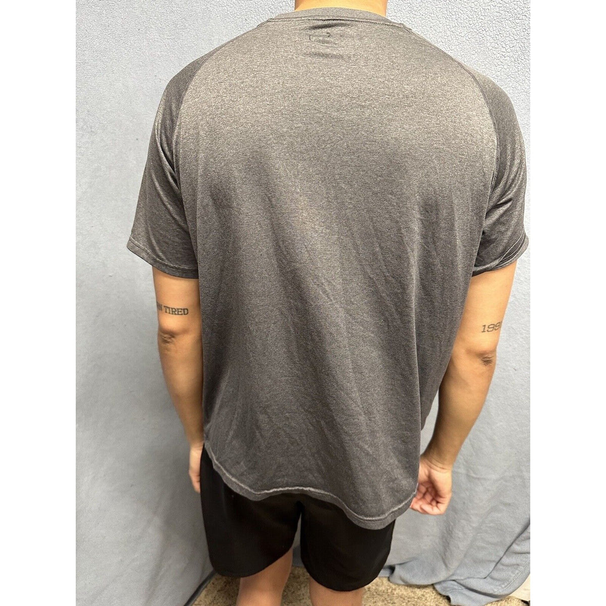 Men’s Gray Under Armour Heat Gear Loose Short Sleeve Shirt Large