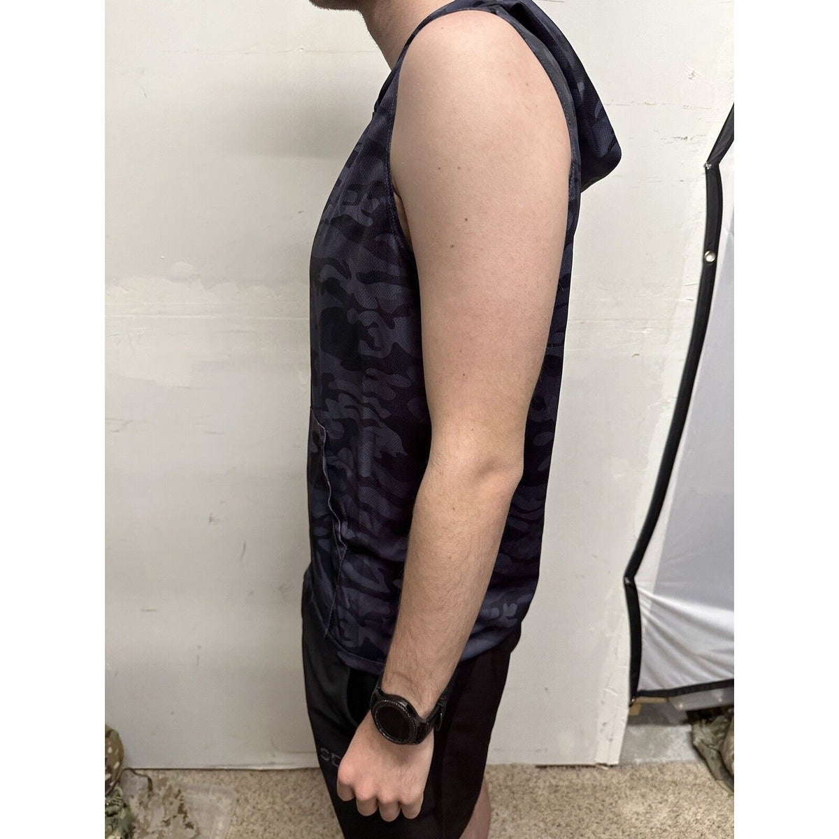 Men’s Gray Camo Muscle Pull Over Sleeveless Hoodie Medium