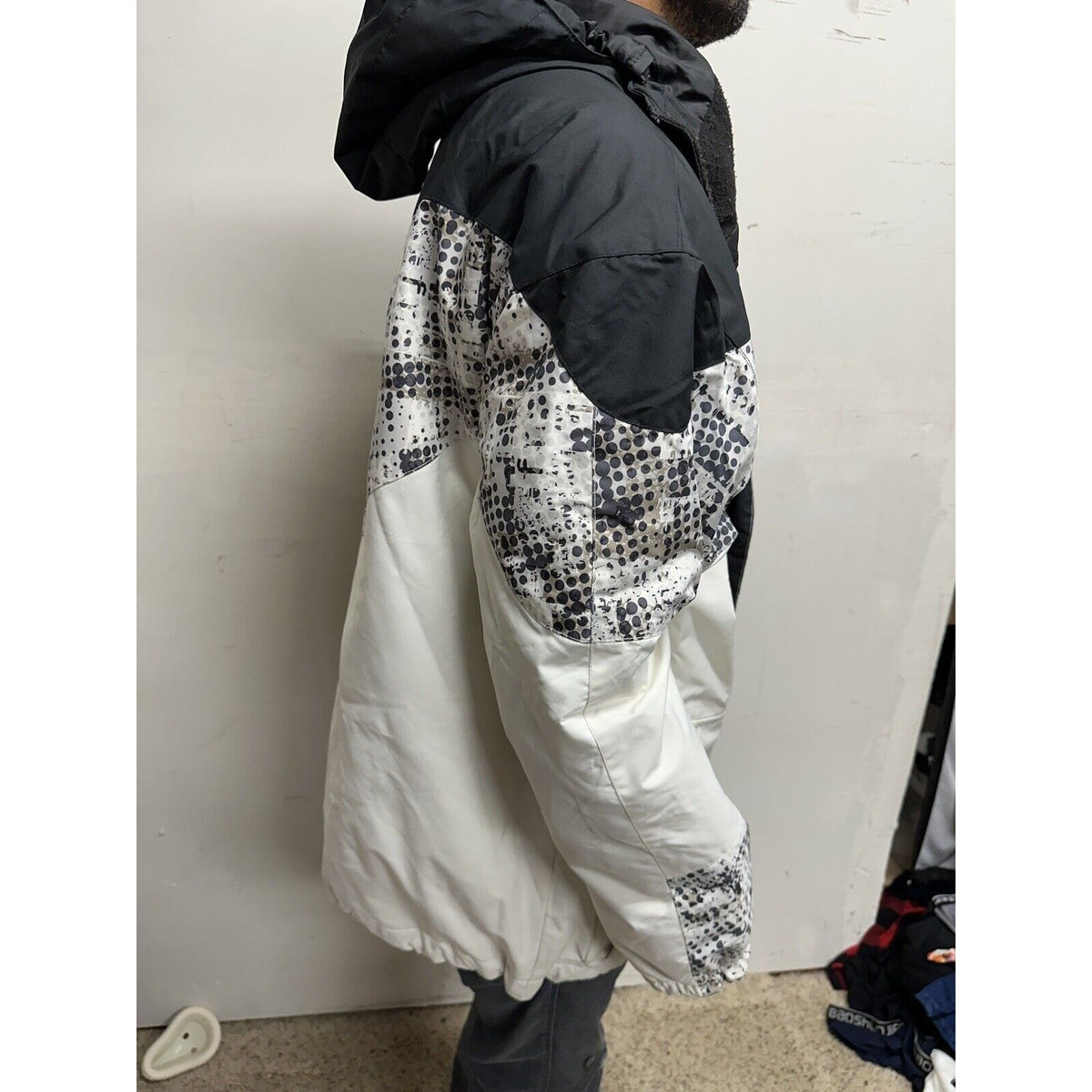 Men’s Large Black And White Snow Technology Body Glove Jacket