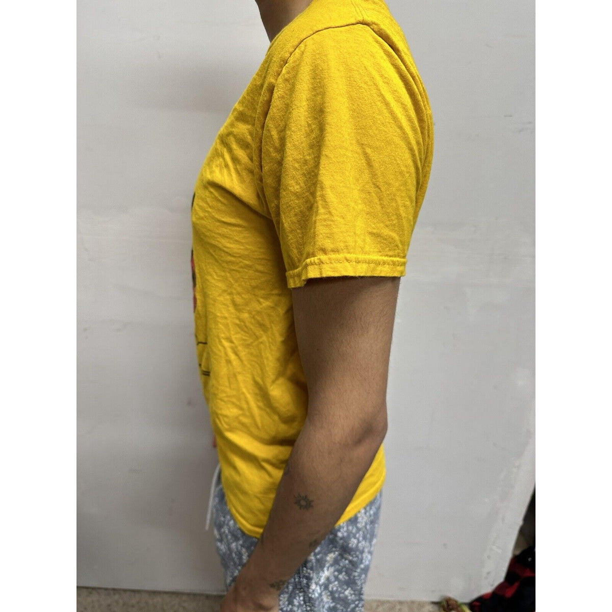 Men’s Small Yellow Mickey Mouse Disney Tshirt Short Sleeve