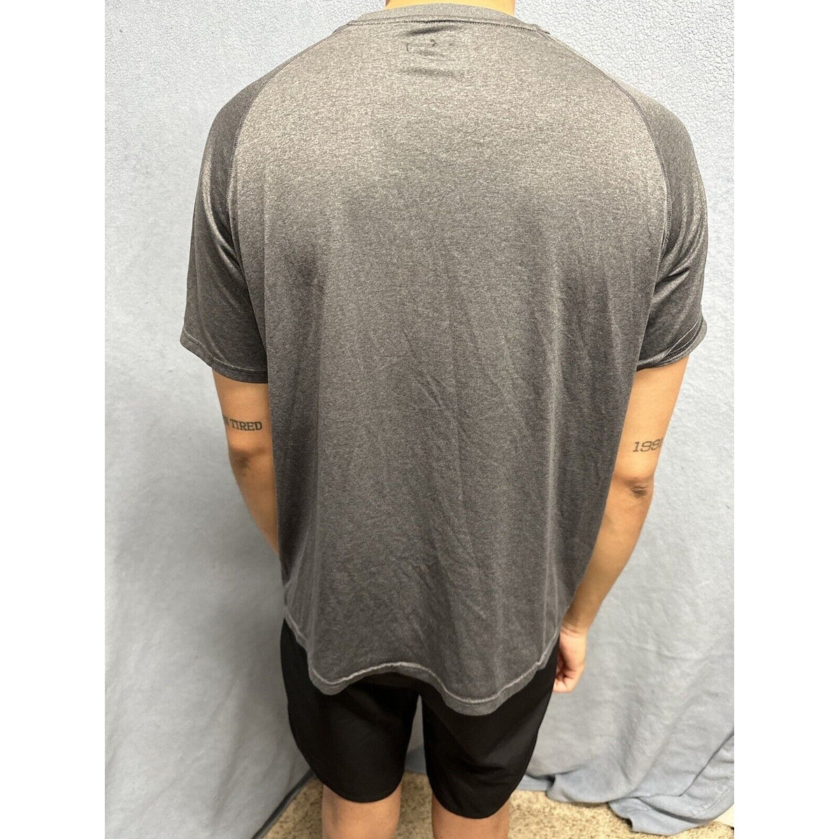 Men’s Gray Under Armour Heat Gear Loose Short Sleeve Shirt Large