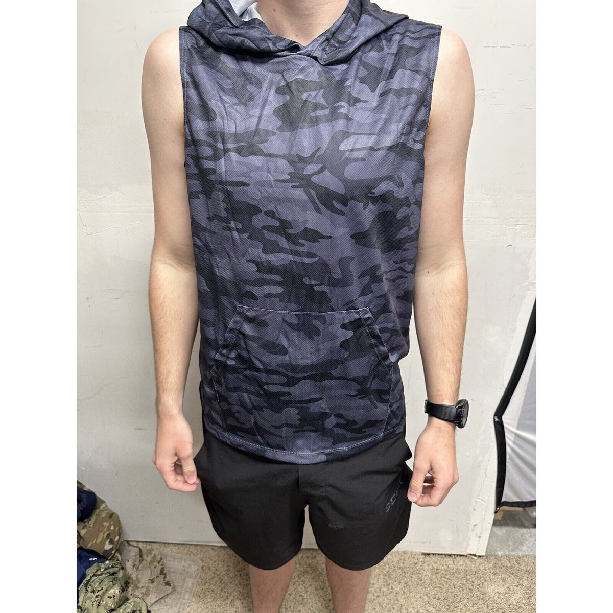 Men’s Gray Camo Muscle Pull Over Sleeveless Hoodie Medium