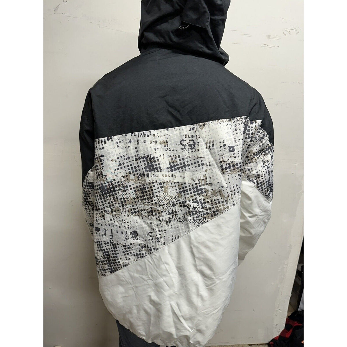Men’s Large Black And White Snow Technology Body Glove Jacket