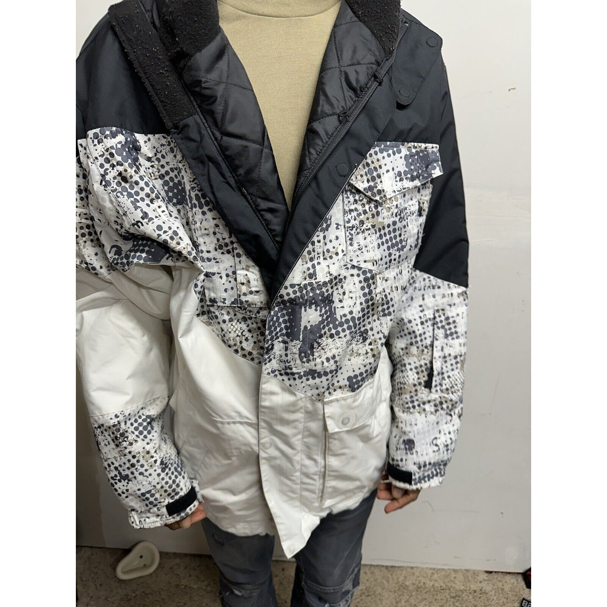 Men’s Large Black And White Snow Technology Body Glove Jacket