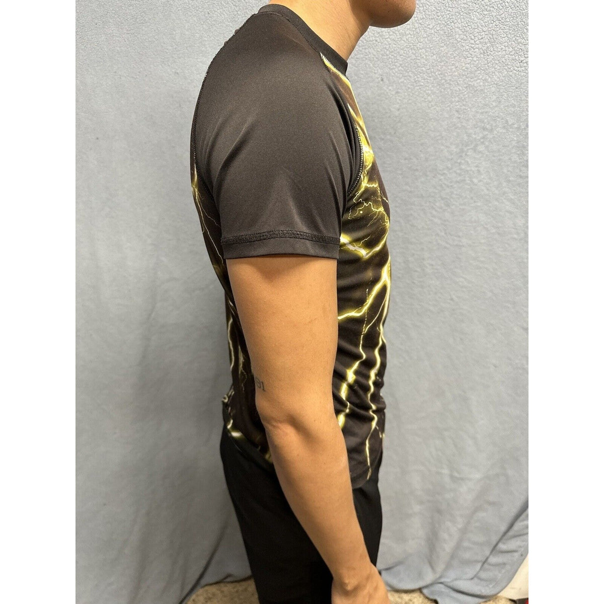 Men’s Large Batman Short Sleeve Black And Yellow Tshirt 100% Polyester