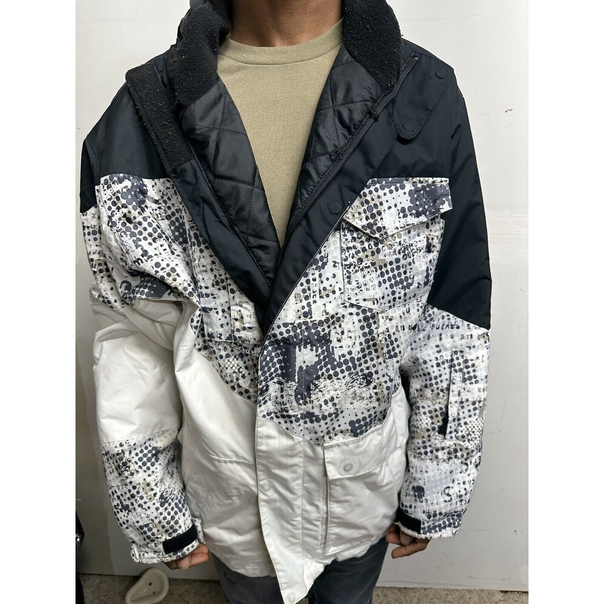 Men’s Large Black And White Snow Technology Body Glove Jacket
