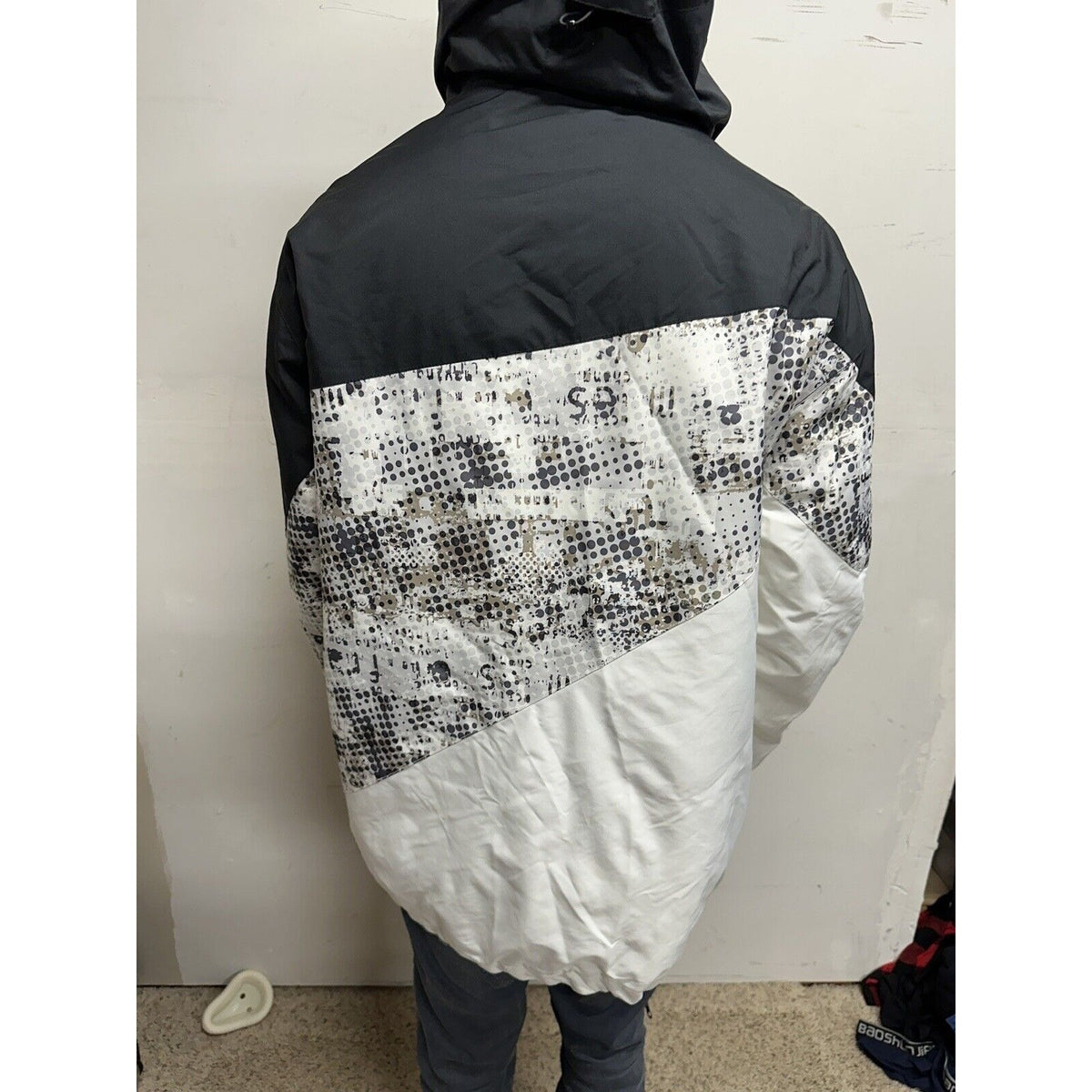 Men’s Large Black And White Snow Technology Body Glove Jacket
