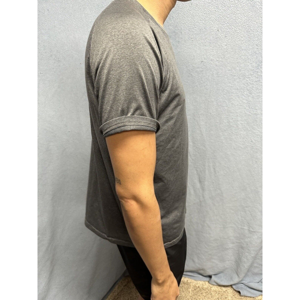 Men’s Gray Under Armour Heat Gear Loose Short Sleeve Shirt Large