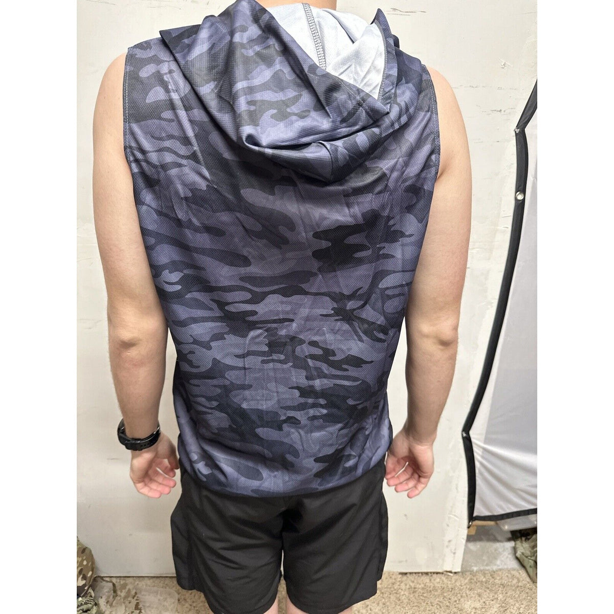 Men’s Gray Camo Muscle Pull Over Sleeveless Hoodie Medium