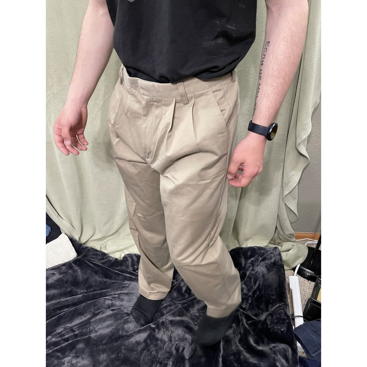 DOCKERS Men's D4 Khaki Relaxed Fit  Pleated Pants   32 x 30  EUC 32 x 28.5