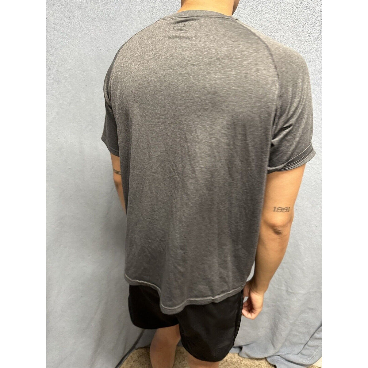 Men’s Gray Under Armour Heat Gear Loose Short Sleeve Shirt Large