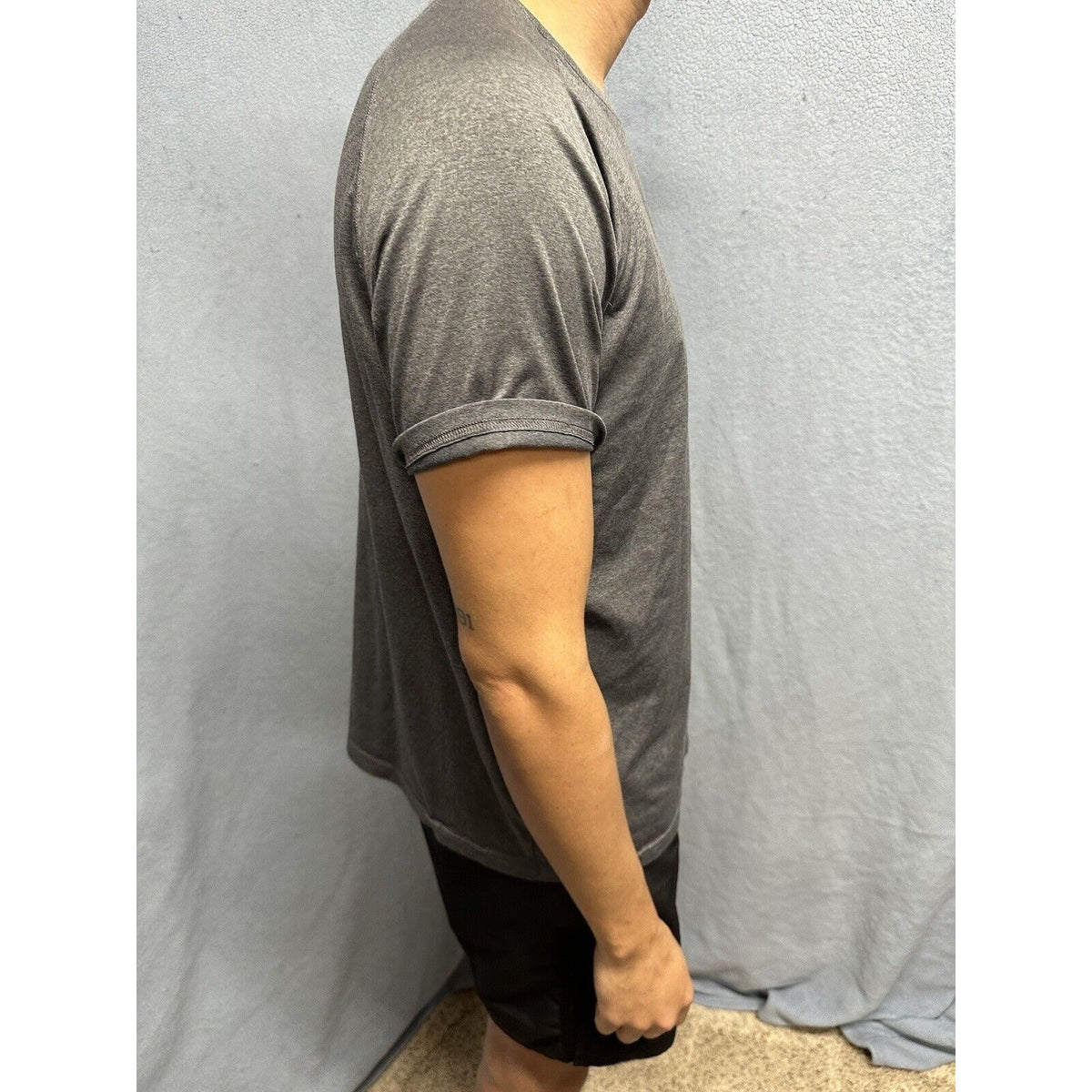 Men’s Gray Under Armour Heat Gear Loose Short Sleeve Shirt Large