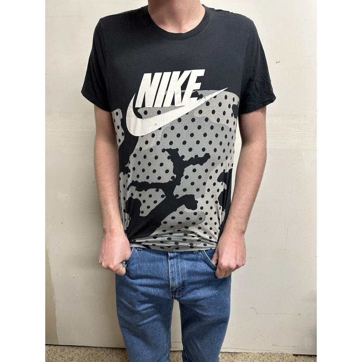 men’s the nike tee black short sleeve tshirt small athletic cut