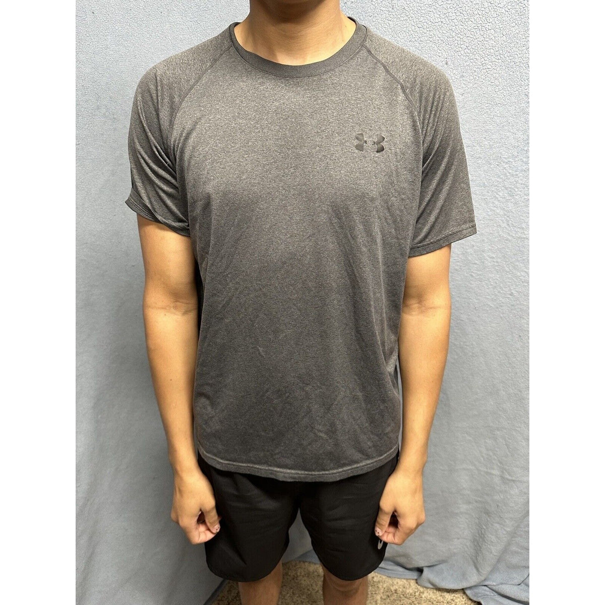 Men’s Gray Under Armour Heat Gear Loose Short Sleeve Shirt Large