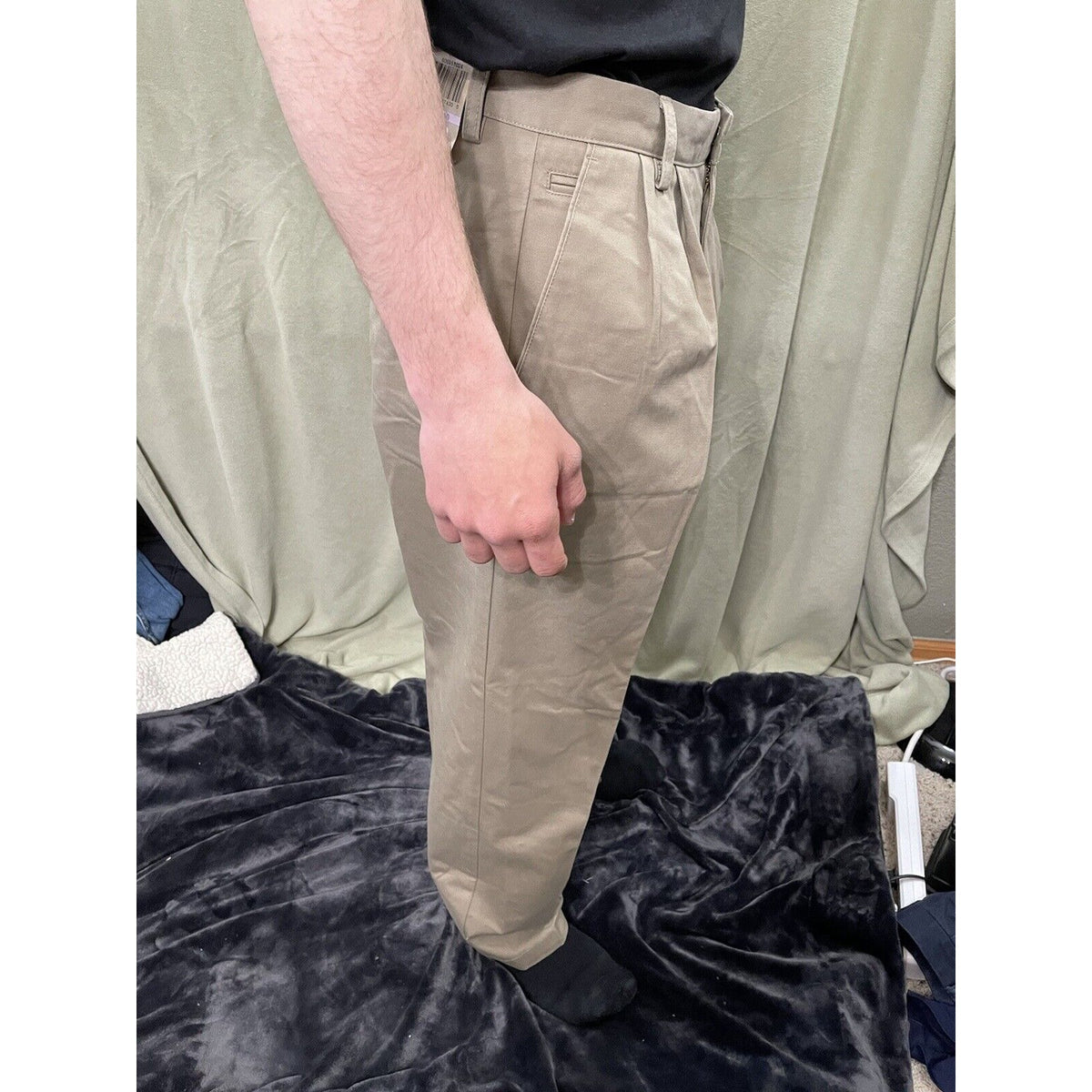 DOCKERS Men's D4 Khaki Relaxed Fit  Pleated Pants   32 x 30  EUC 32 x 28.5