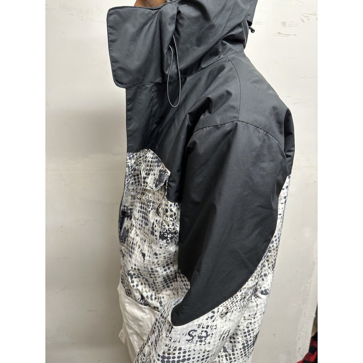 Men’s Large Black And White Snow Technology Body Glove Jacket