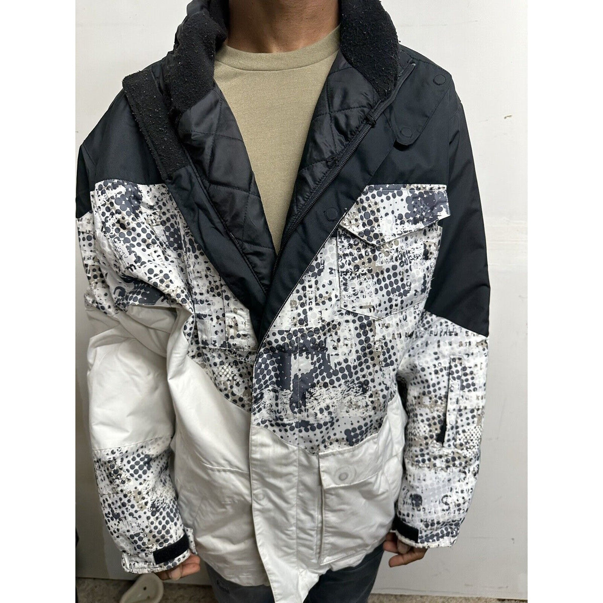 Men’s Large Black And White Snow Technology Body Glove Jacket